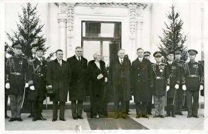 President Hoover, First Lady Lou Hoover, staff members and military aides before the traditional New Year's Day ceremonies. 01/01/1930